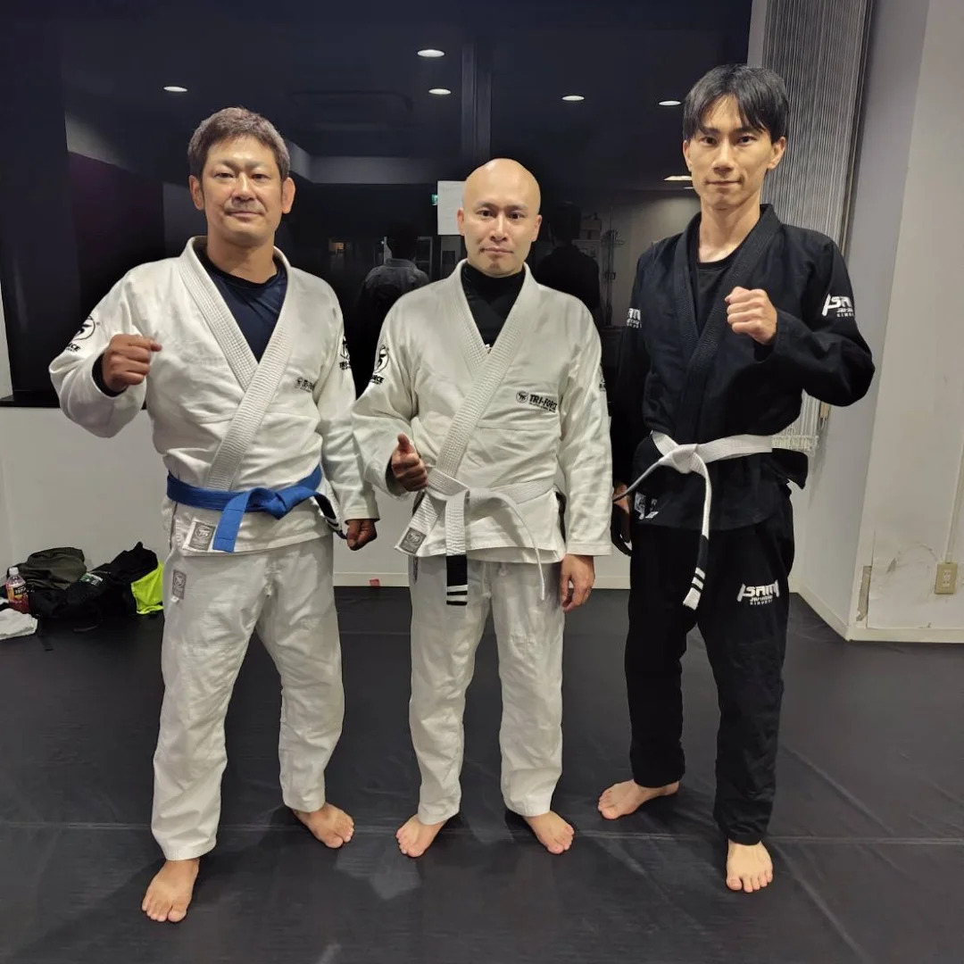 相模原の総合格闘技ジムburn(バーン)で柔術を学ぶ生徒たちの練習風景