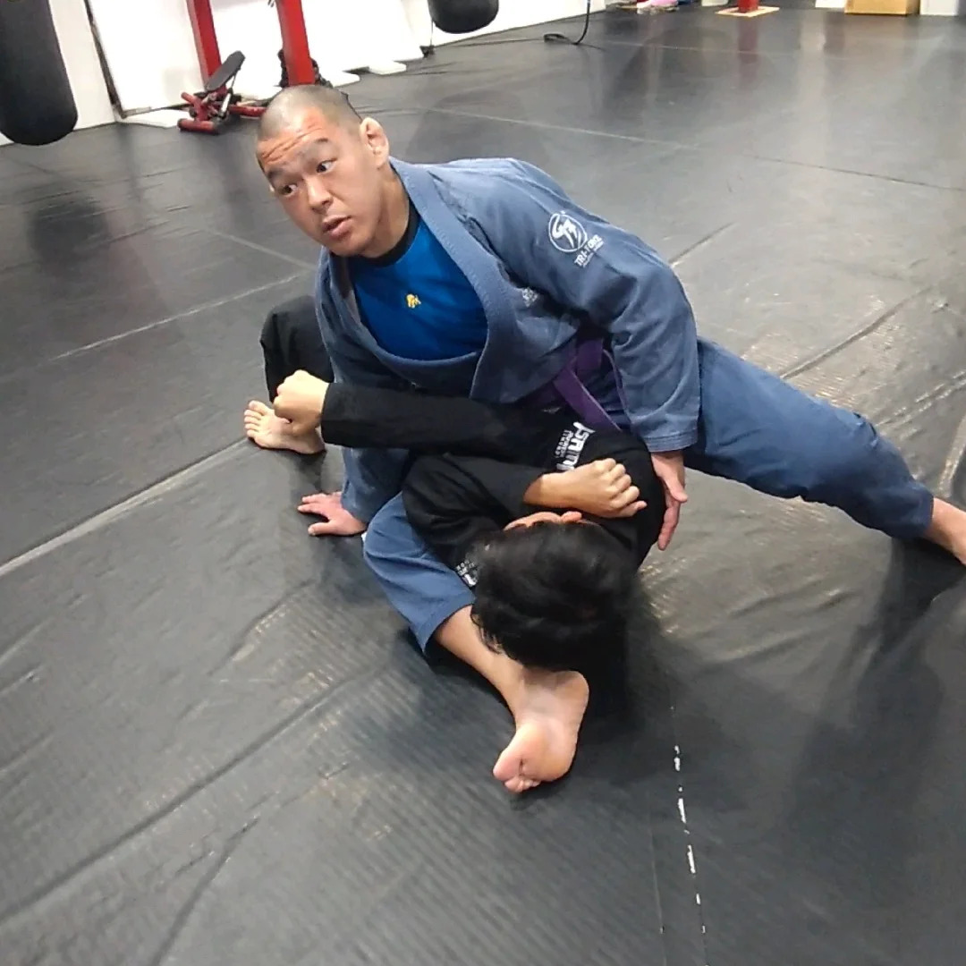 相模原の格闘技ジムburn（バーン）でキックボクシングとMMAを指導するトレーナー